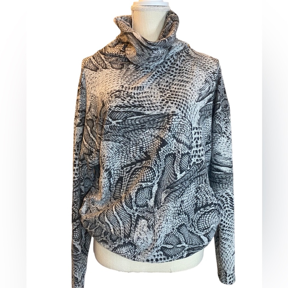 White House Black market snake print Long sleeves turtleneck sweater Size L